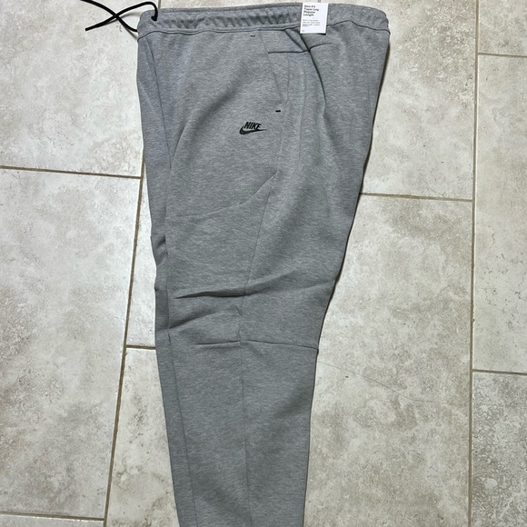 Men's Nike Sportswear Tech Fleece Gray Jogger Pants new with tags CU4495-063 - Picture 2 of 8